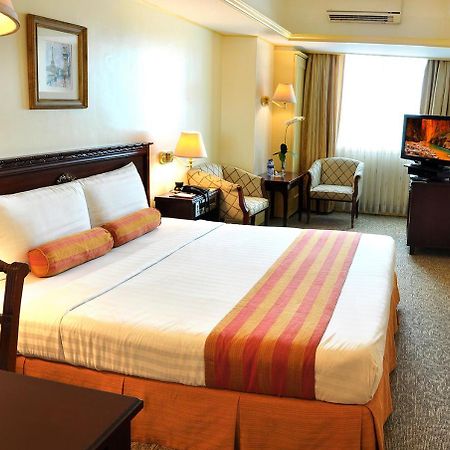 Networld Hotel Spa And Casino Pasay Exterior foto