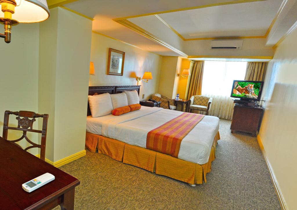 Networld Hotel Spa And Casino Pasay Exterior foto