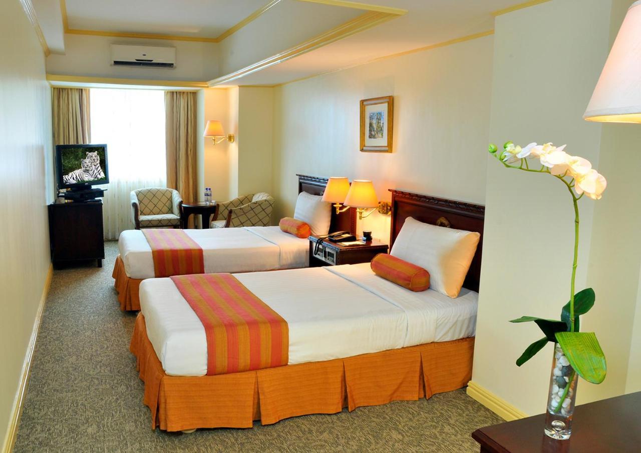 Networld Hotel Spa And Casino Pasay Exterior foto